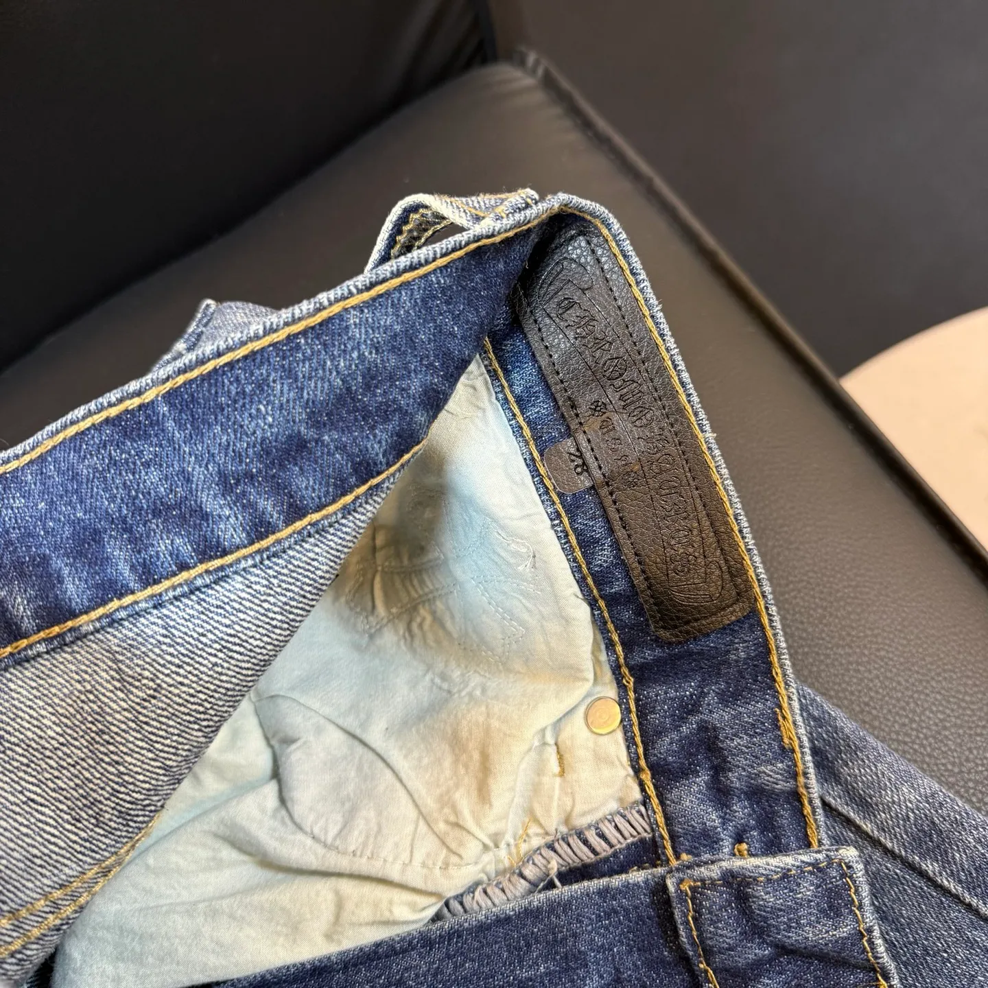 P260 Style number: D346 ChromeHearts Chrome washed blue and black and white leather straight pants, ceiling-level jeans, a pair is hard to find at the counter‼ ️About Zangyin✅This is an extremely luxurious fashion brand that can also be called the aristocracy of the high street. It has always been an exclusive brand for some hipsters or rich second generations. The color of this model is already very eye-catching by using a unique washed material. It is decorated with pink patch cross flowers, which cleverly highlights the charm of the brand. Secondly, this model adopts a classic high-waist cut design, which highlights the long legs and fashionable temperament of the upper body. The brand is highly recognizable and the slim-fitting configuration is more suitable for daily wear. The personality will be fashionable and the specifications can be seen at a glance. Materials and technology ✅ Needless to say, this point goes without saying. As an excellent craftsman brand, Zangyin's requirements for details and craftsmanship are really perfect. The washed color of this model has gone through a lot of processes, not to mention the embellishment of the denim appliqués. It is also purely handmade and sewn. Just like what they believe in, only handmade things have soul and have the meaning of wearing. A top-notch heavy-duty fashionable denim item, recommended by both hands‼ ️ Size: 28, 30, 32, 34, 36 (S-XXL) Color: blue Size reference: Pants length 100 102 104 106 106 Waist 72 76 80 84 88 Recommended weight S (about 130 pounds) M (about 120 pounds) L (about 140 pounds) XL (about 165) XXL (about 185)